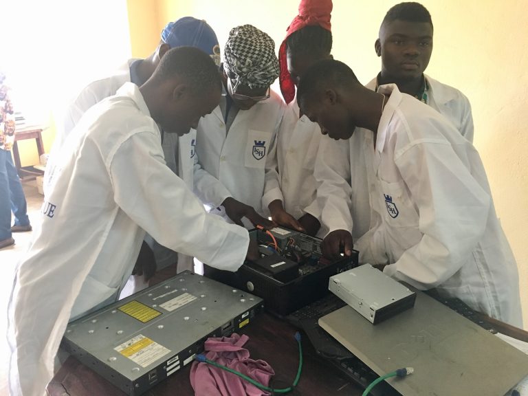 Travaux pratiques en salle informatique.