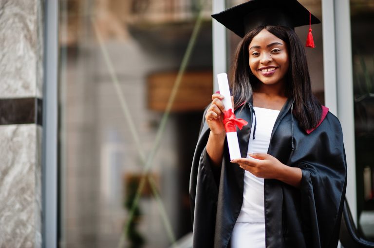 Une diplômée le jour de la cérémonie.