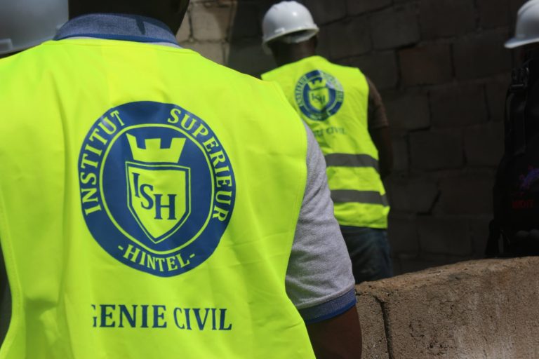 Étudiants et encadrants sur un chantier.