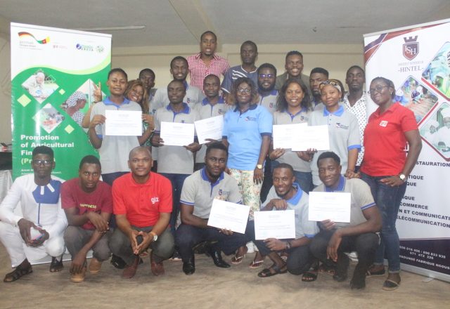Remise des attestations aux étudiants.